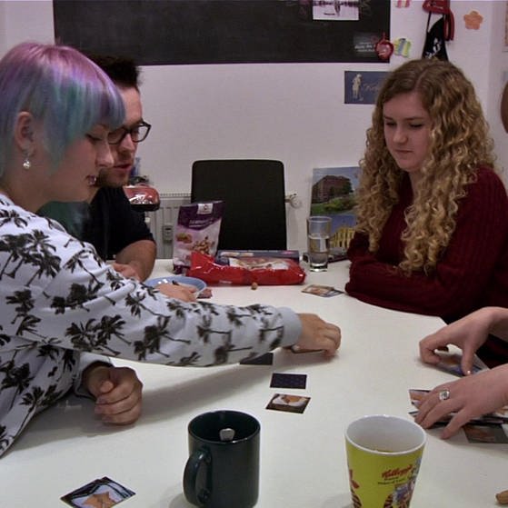 Vier junge Leute spielen ein Memo-Spiel. (Foto: SWR – Screenshot aus der Sendung)