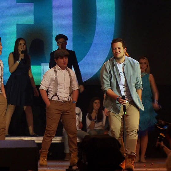 Junge Leute bei Auftritt auf Bühne. (Foto: SWR – Screenshot aus der Sendung)
