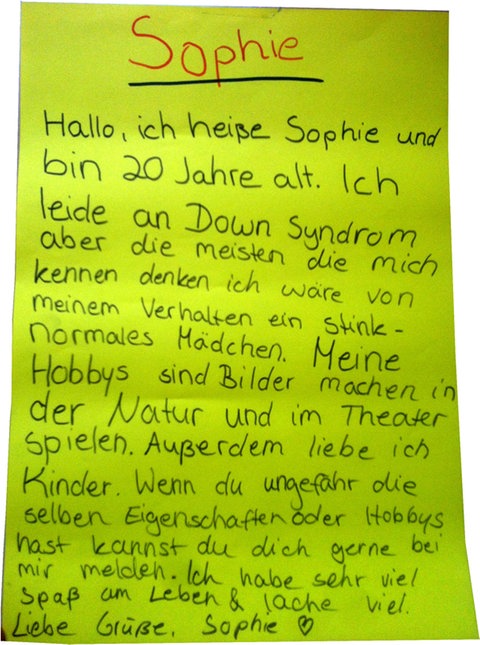 Handgeschriebener Text einer Freundschafts-Annonce.  Im Hintergrund ein voller Einkaufswagen.