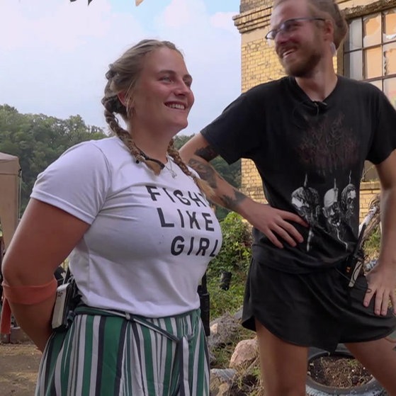 Sarah im Dorf der Jugend.