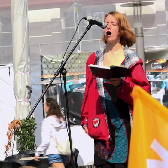 Jugendliche als Rednerin bei einer Kundgebung.