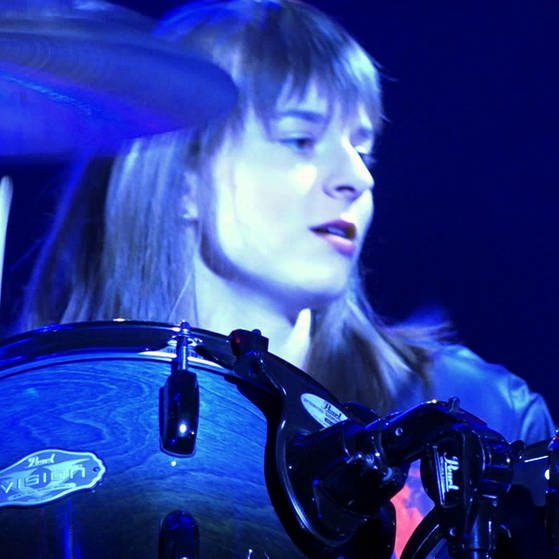 Carina am Schlagzeug. (Foto: SWR – Screenshot aus der Sendung)