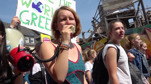 Ronja als Rednerin bei einer Demonstration.