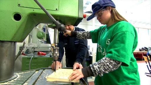 Sophie an einer Maschine (Foto: SWR - Screenshot aus der Sendung)