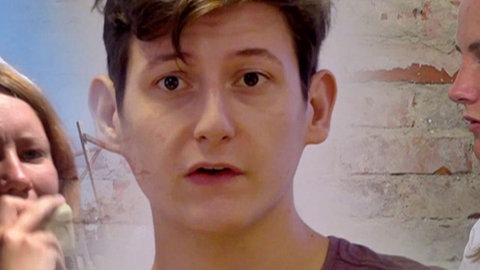 Drei Bildausschnitte verschiedener Szenen nebeneinander, auf jedem ist eine andere junge Person zu sehen.