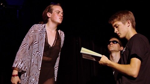 Julius beim Theater spielen.