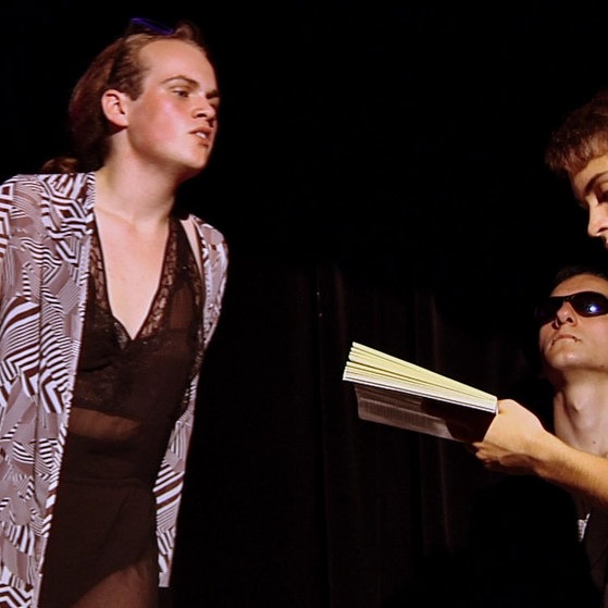 Julius beim Theater spielen.