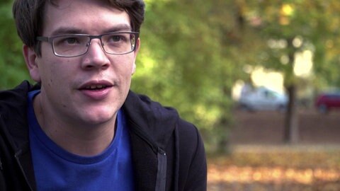 Interviewaufnahme von Felix in Park.