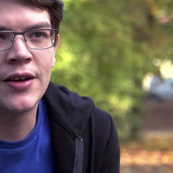 Interviewaufnahme von Felix in Park.