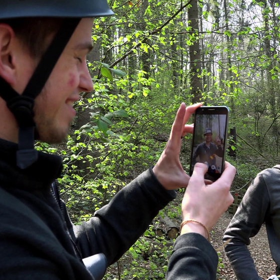 Zwei Junge Männer in Kletter-Montur.