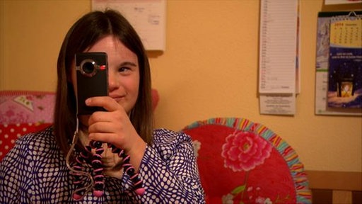 Sophie mit einer kleinen HD-Kamera vor dem Gesicht.