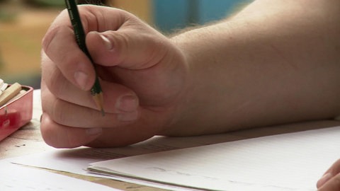 Hand mit Stift und Papier