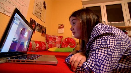 Sophie hat Laptop vor sich stehen.