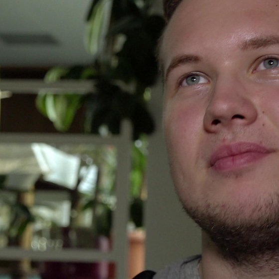 Junger Mann mit Kinnbart.