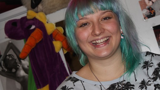 Ingelis mit türkisfarbenen Haaren.