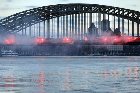 Menschen auf Brücke mit Leuchtkörpern