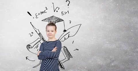 Bild eines Jungen vor einem gezeichneten Hintergrund.