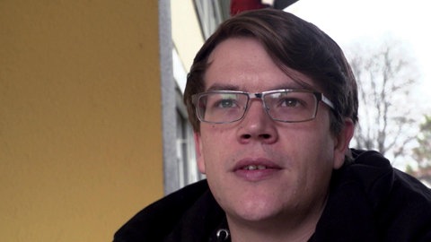 Felix auf seinem früheren Schulhof, von hinten aufgenommen