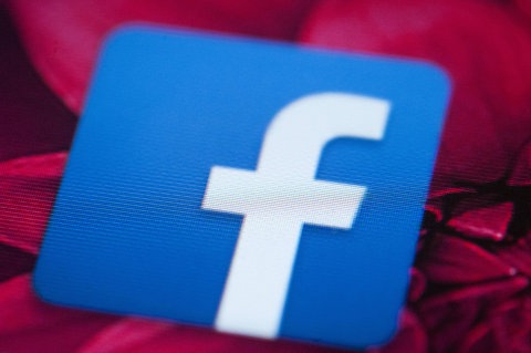 Facebook App auf einem Handydisplay