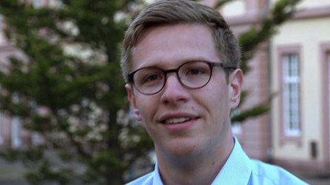 Junger Mann mit Brille.