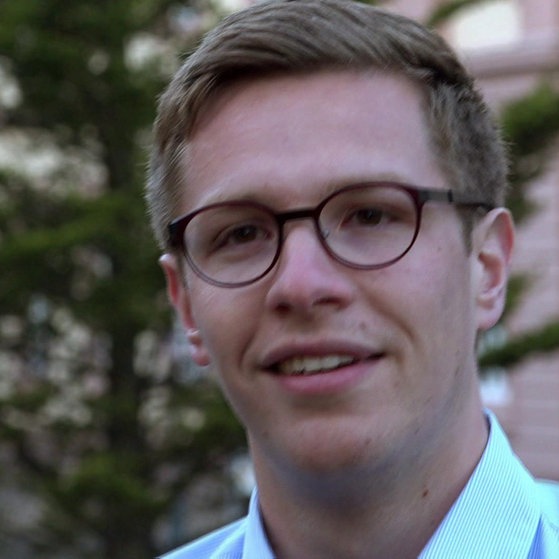 Junger Mann mit Brille.