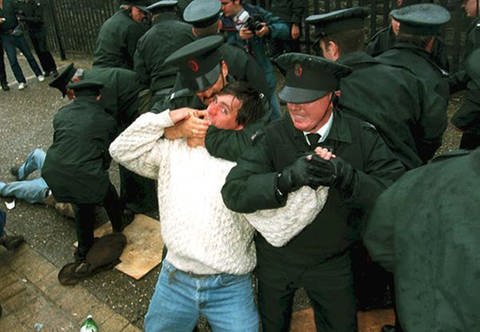 RUC-Polizeikräfte im Einsatz gegen katholische Demonstranten (Foto: dpa)