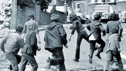 Kinder werfen mit Steinen auf britische Soldaten (Foto: dpa)