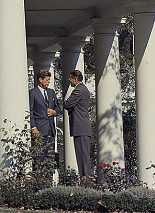 Kennedy im Gespräch mit McNamara (Foto: dpa)