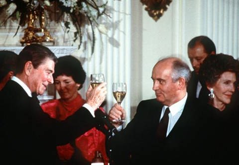 Reagan und Gorbatschow beim Gipfeltreffen in Reykjavik (Foto: dpa)