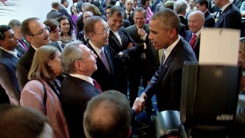 Obama und Castro geben sich die Hand (Foto: SWR - Screenshot aus der Sendung)