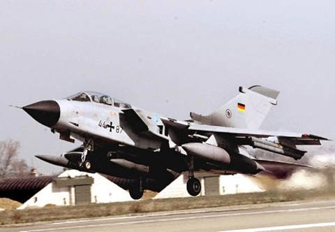 Deutscher Tornado startet zum Aufklärungsflug über Serbien (Foto: dpa)
