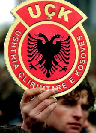 Emblem der albanischen Befreiungsorganisation UÇK (Foto: dpa)
