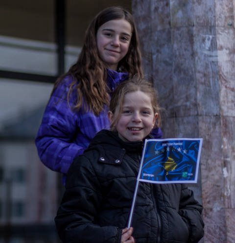 Zwei Mädchen, die einen europäischen Wimpel halten (Foto: Imago)