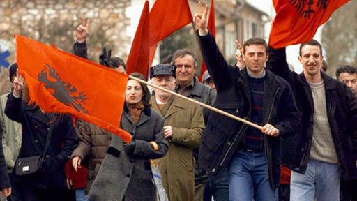 Anhänger der UÇK protestieren vor dem Schloss Rambouillet in Paris gegen die serbische Regierung (Foto: dpa)