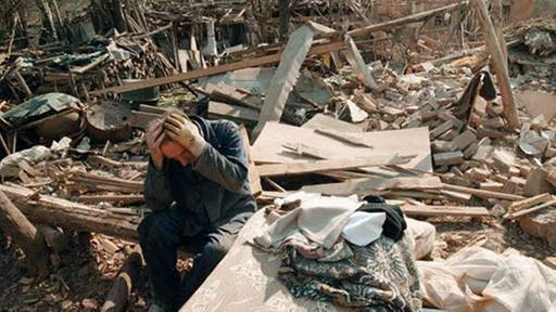 Ein Serbe in den Trümmern seines Hauses. (Foto: dpa)