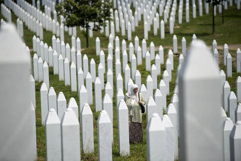Denkmal und Friedhof in Potočari, Überlebende des Massakers von Srebrenica (Foto: Imago)
