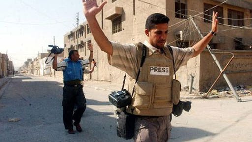 Journalisten in Nadschaf heben die Arme, um nicht erschossen zu werden (Foto: dpa)