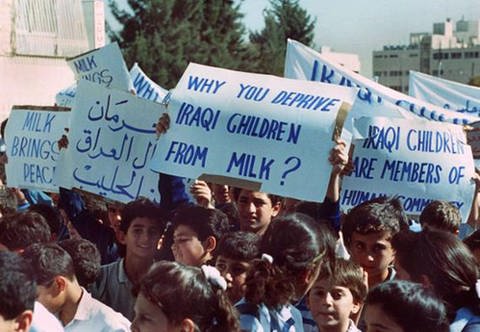 Irakische Schüler demonstrieren gegen die UN-Sanktionen (Foto: dpa)