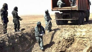 Inspekteure der UN-Abrüstungskommission beseitigen chemische Waffen in der irakischen Wüste (Foto: dpa)