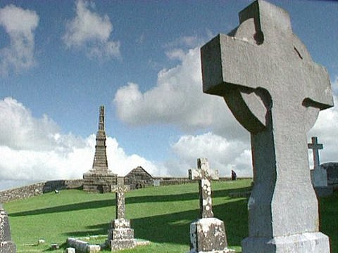 Gräber mit keltischen Kreuzen (Foto: SWR)