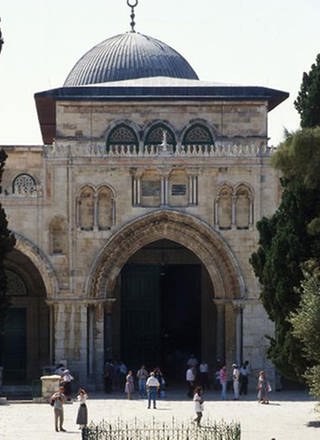 Ein großes marmornes Gebäude mit Kuppel und einem Bogen über dem Eingangstor (Foto: dpa)