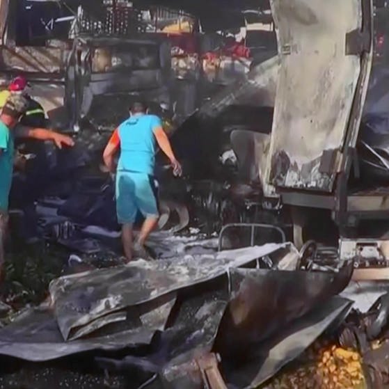 Durch Bombe zerstörter Bus (Foto: SWR - Screenshot aus der Sendung)