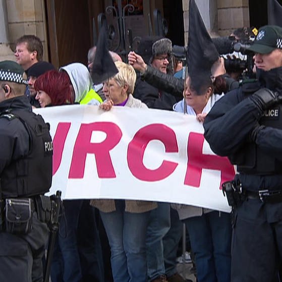 Marsch von Protestanten (Foto: SWR – Screenshot aus der Sendung)