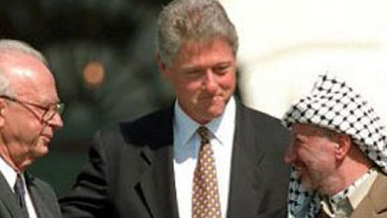 Aufnahme vom US-Präsident Bill Clinton (mittig) und den Präsidenten von Israel (links) und Palästina (rechts) (Foto: SWR – Screenshot aus der Sendung)