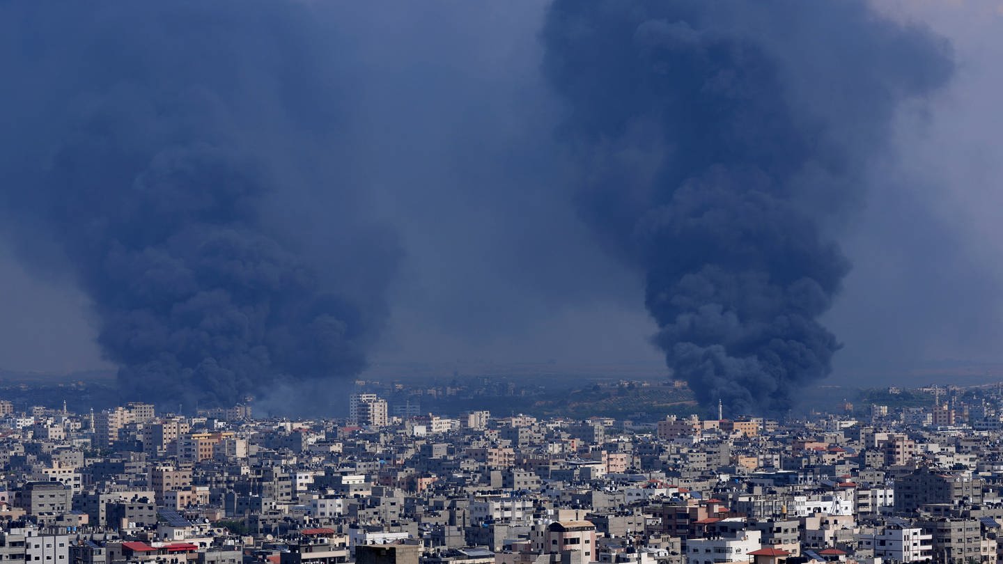 Gaza-Stadt: Rauch steigt nach einem israelischen Luftangriff über Gebäuden auf. (Foto: dpa Bildfunk, picture alliance/dpa/AP | Adel Hana)