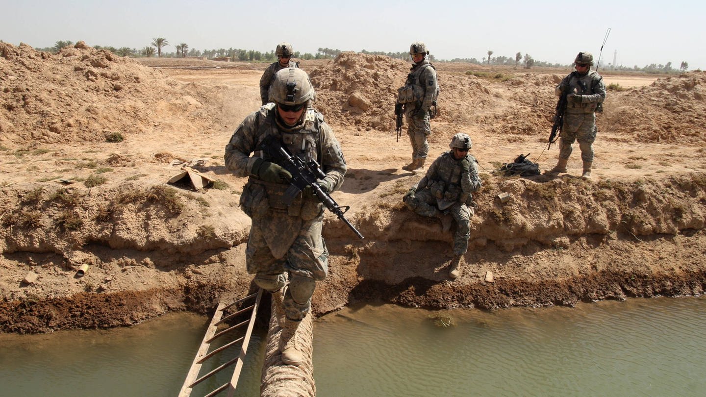 Amerikanische Soldaten im Irak-Krieg 2008 - der Konflikt im Irak ist eine von vielen internationalen Krisen. (Foto: IMAGO, IMAGO / UPI Photo)