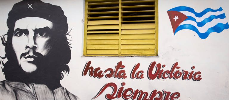 Graffiti von Che Guevara und Flagge von Kuba an einer Hauswand. Die Kuba-Krise war eine der größten internationalen Krisen.  (Foto: IMAGO, IMAGO / Shotshop)