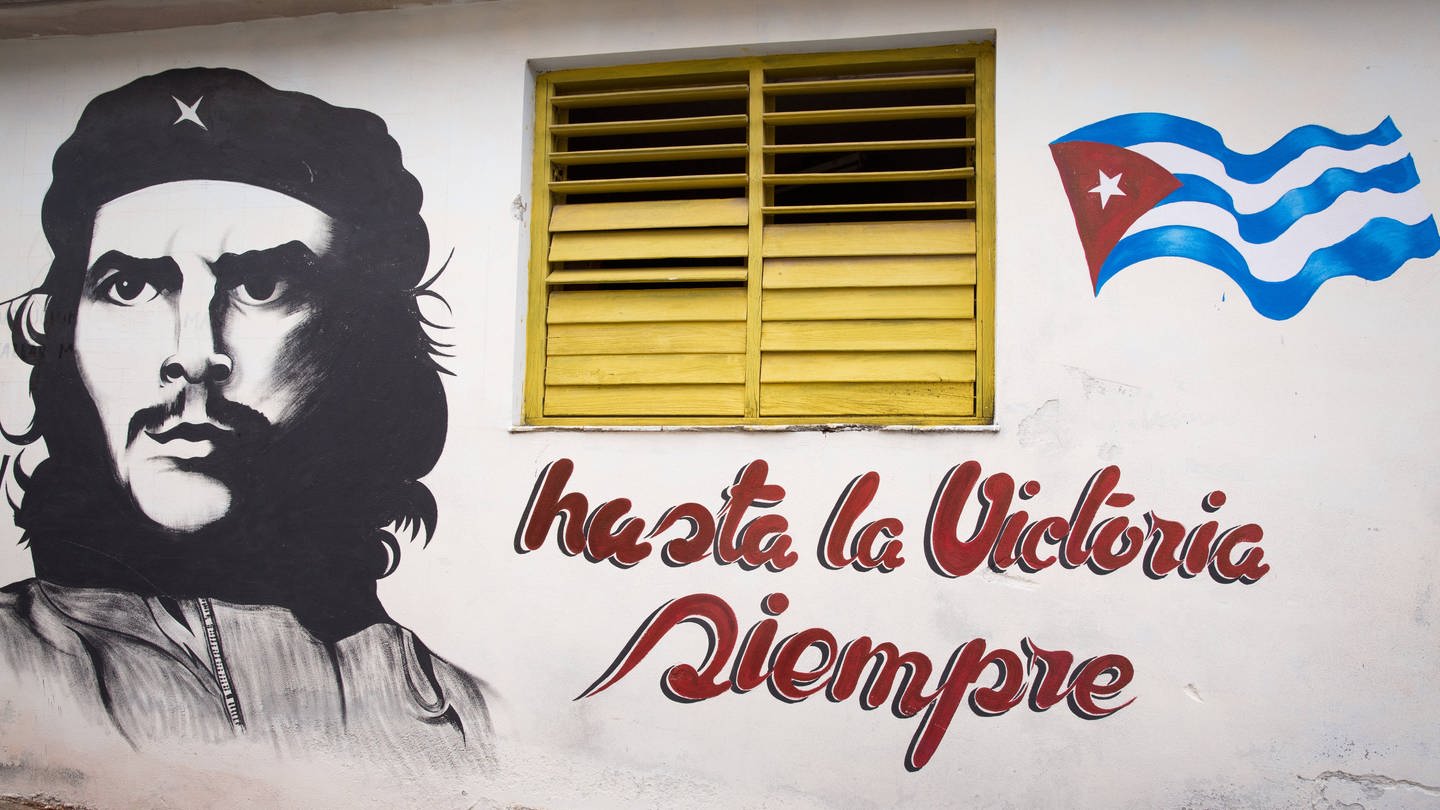 Graffiti von Che Guevara und Flagge von Kuba an einer Hauswand. Die Kuba-Krise war eine der größten internationalen Krisen. (Foto: IMAGO, IMAGO / Shotshop)
