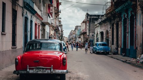 Eine Straße mit Auto auf Kuba: Die Kuba-Krise im Kalten Krieg führte die Welt 1962 an den Rand eines Atomkriegs. (Foto: IMAGO, IMAGO / Addictive Stock)