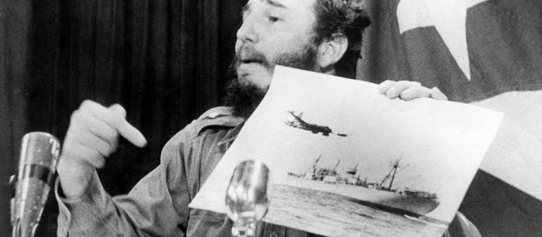 Internationale Krisen: Fidel Castro deutet während der Kuba-Krise bei einem Fernsehauftritt auf ein Foto.  (Foto: IMAGO / UPI Photo)